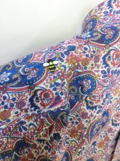 蜂の刺繍はトレードマーク